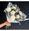 Букет с нежными диантусами и эвкалиптом
