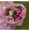 Нежно-розовый букет с розами, диантусами и зеленью 2
