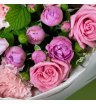 Нежно-розовый букет с розами, диантусами и зеленью 1