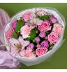 Нежно-розовый букет с розами, диантусами и зеленью