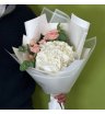 Букет-комплимент с белоснежной гортензией и кустовыми розами